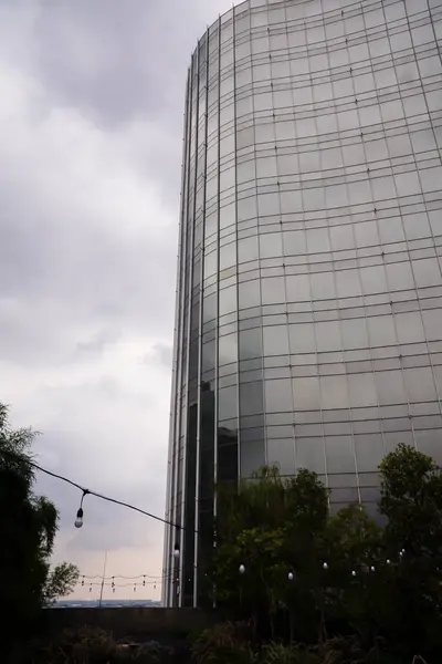 Bulutlu havada binaların fotoğrafları