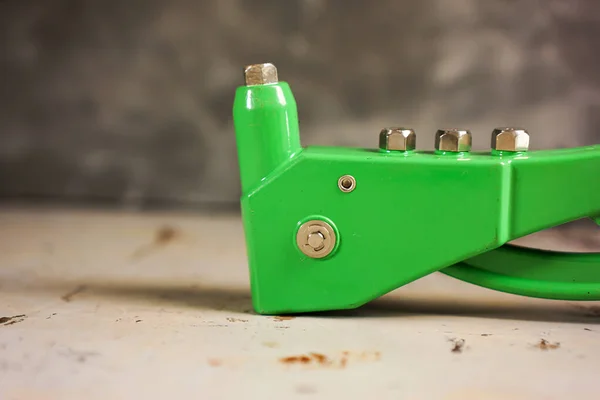 Beton arka planı olan perçin pense.