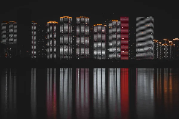 Vista Nocturna Reflexión Ciudad —  Fotos de Stock