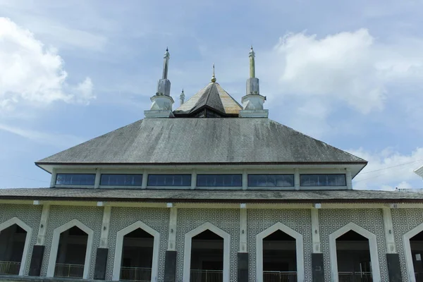 インドネシアのリワ 2022年3月27日 西ランプンのイスラム教徒の礼拝の中心であり 西ランプンのアイコンとなっているLiwa Lampung Barat Mosqueの大きく壮大な建物 — ストック写真