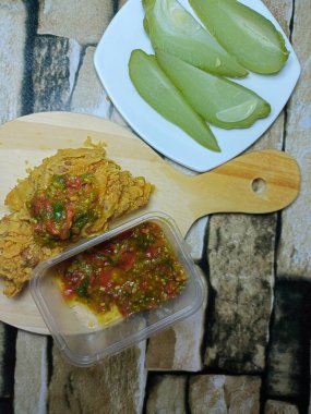 Acılı kızarmış tavuk ve taze sebze.