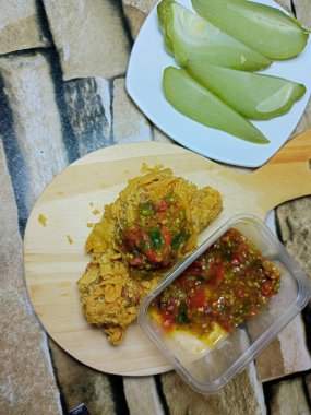 Acılı kızarmış tavuk ve taze sebze.