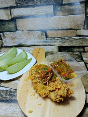 Acı soslu kızarmış tavuk. 