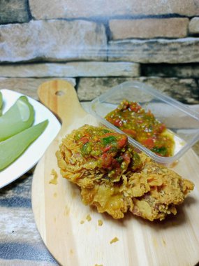 Acı soslu kızarmış tavuk. 