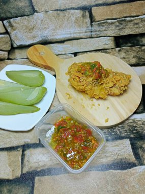 Acı soslu kızarmış tavuk. 