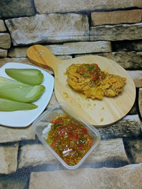 Acı soslu kızarmış tavuk. 