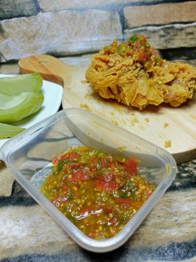 Acı soslu kızarmış tavuk. 