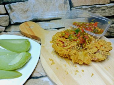 Acı soslu kızarmış tavuk. 