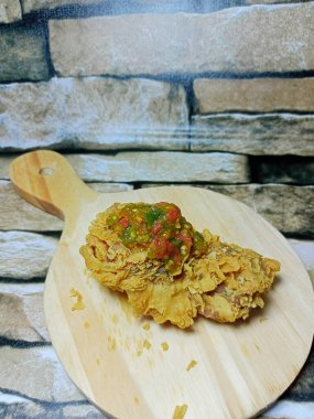 Lezzetli kızarmış tavuk dilimleme tahtasında