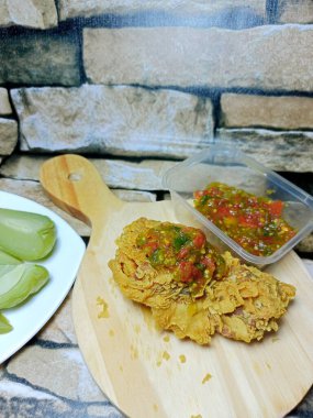 Lezzetli kızarmış tavuk dilimleme tahtasında