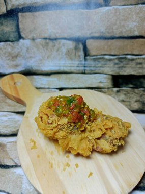 Lezzetli kızarmış tavuk dilimleme tahtasında