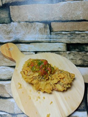 Lezzetli kızarmış tavuk dilimleme tahtasında