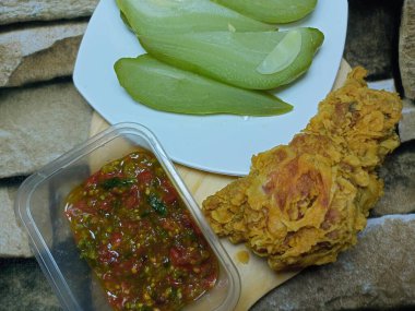 Acılı kızarmış tavuk ve taze sebze.