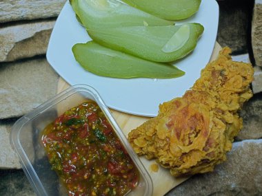 Acılı kızarmış tavuk ve taze sebze.