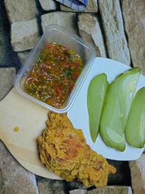 Acılı kızarmış tavuk ve haşlanmış balkabağı salatası.