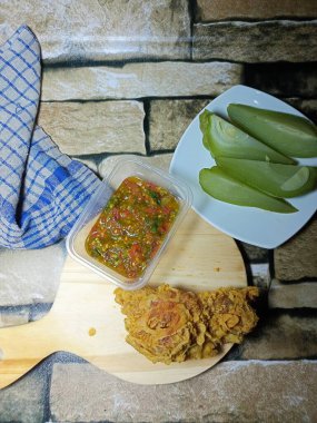 Acılı kızarmış tavuk ve taze sebze.