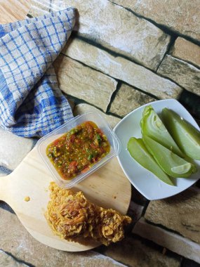 Acılı kızarmış tavuk ve taze sebze.