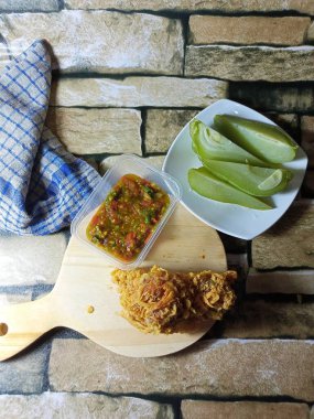 Acılı kızarmış tavuk ve taze sebze.