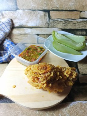 Acılı kızarmış tavuk ve haşlanmış balkabağı salatası.