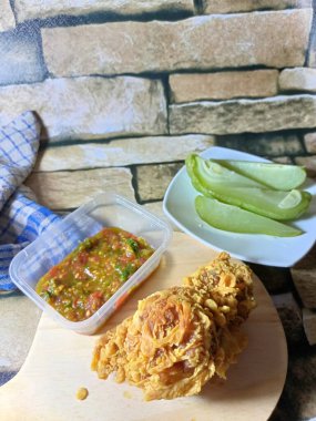 Acılı kızarmış tavuk ve haşlanmış balkabağı salatası.