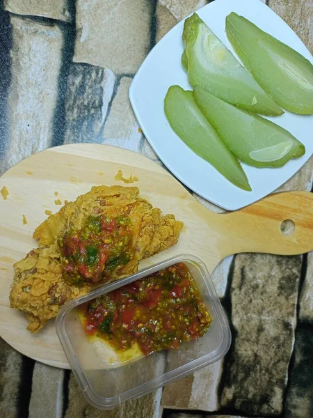 Acılı kızarmış tavuk ve taze sebze.