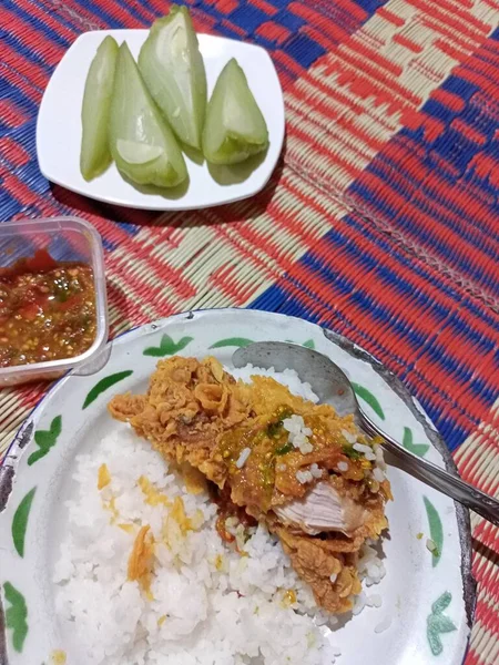 Acı soslu kızarmış tavuk. 