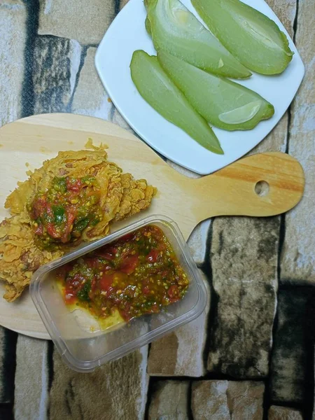 Acılı kızarmış tavuk ve taze sebze.