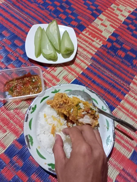 Acı soslu kızarmış tavuk. 