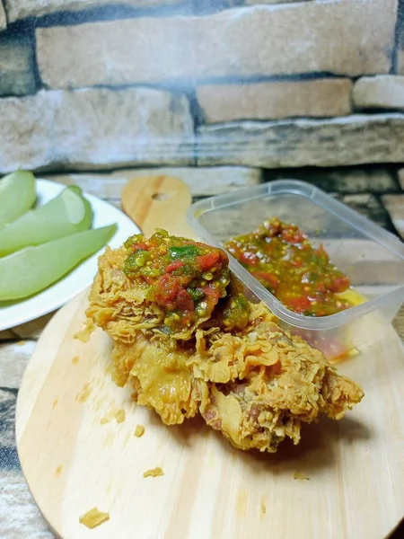 Acı soslu kızarmış tavuk. 