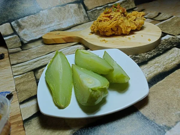 Beyaz bir tabakta dilimlenmiş ve kaynatılmış çakal.