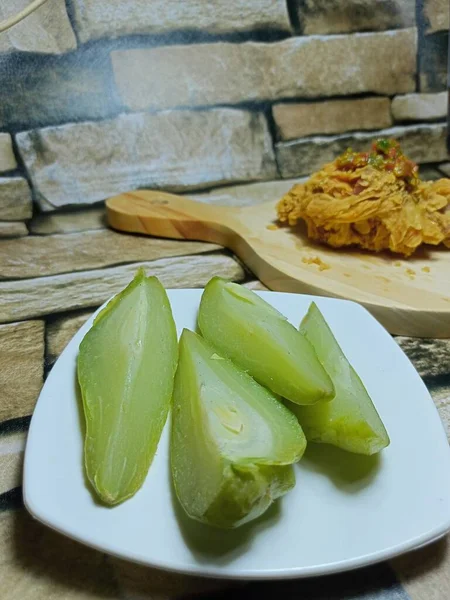 Sliced Boiled Chayote White Plate — Stockfoto