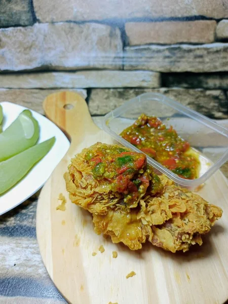 Acı soslu kızarmış tavuk. 