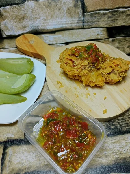 Acı soslu kızarmış tavuk. 