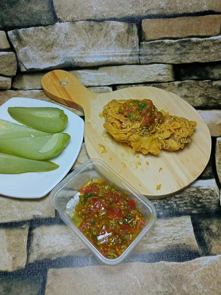 Acı soslu kızarmış tavuk. 