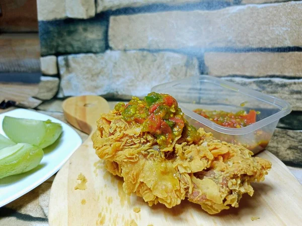 Lezzetli kızarmış tavuk dilimleme tahtasında