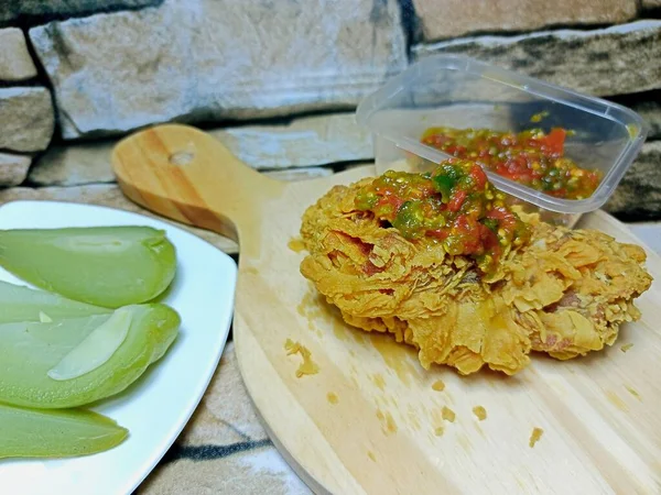 Acı soslu kızarmış tavuk. 