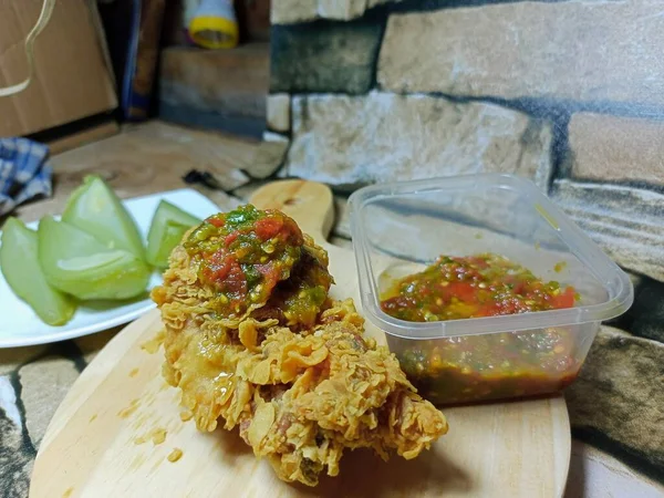 Acı soslu kızarmış tavuk. 