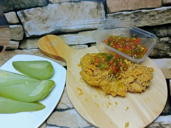 Acı soslu kızarmış tavuk. 