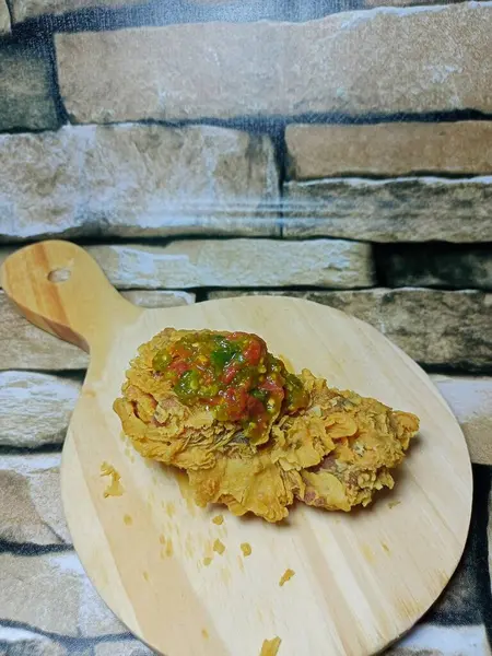 Lezzetli kızarmış tavuk dilimleme tahtasında