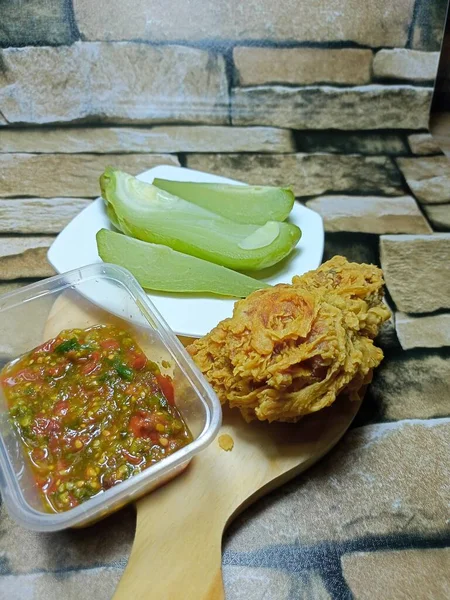 Ayam Goreng Renyah Dengan Saus Cabai Dan Salad Labu Rebus — Stok Foto