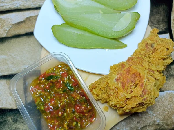 Acılı kızarmış tavuk ve taze sebze.