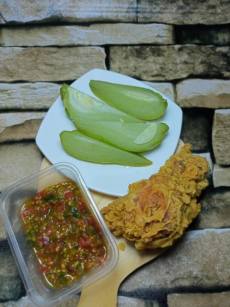 Acılı kızarmış tavuk ve taze sebze.