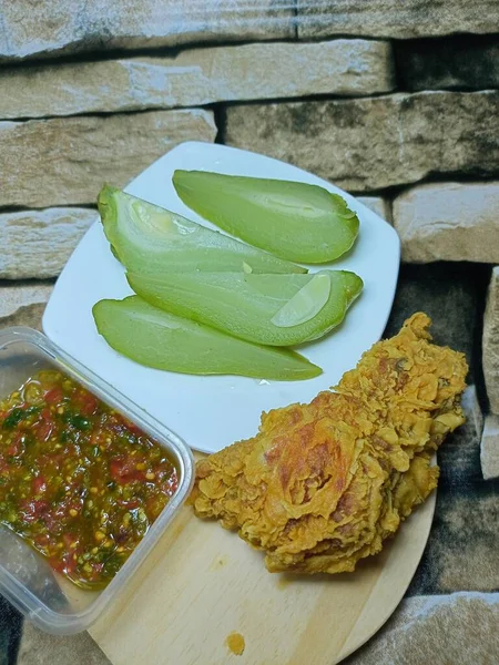 Acılı kızarmış tavuk ve taze sebze.