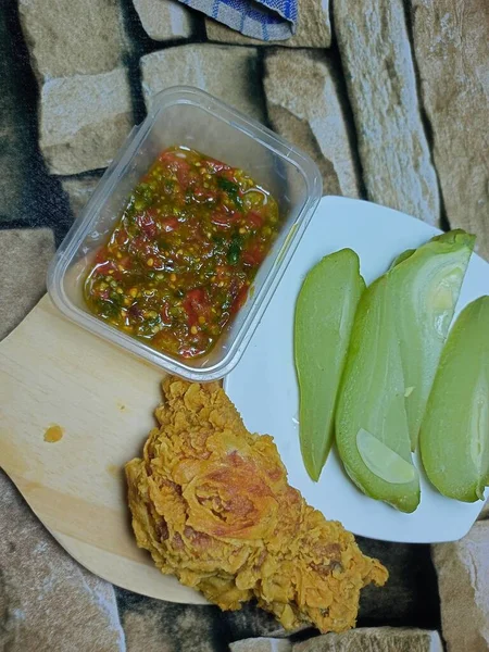 Acılı kızarmış tavuk ve taze sebze.