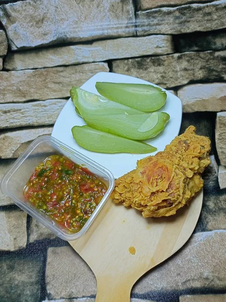 Acılı kızarmış tavuk ve haşlanmış balkabağı salatası.