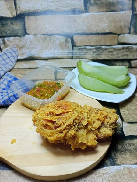 Acılı kızarmış tavuk ve haşlanmış balkabağı salatası.