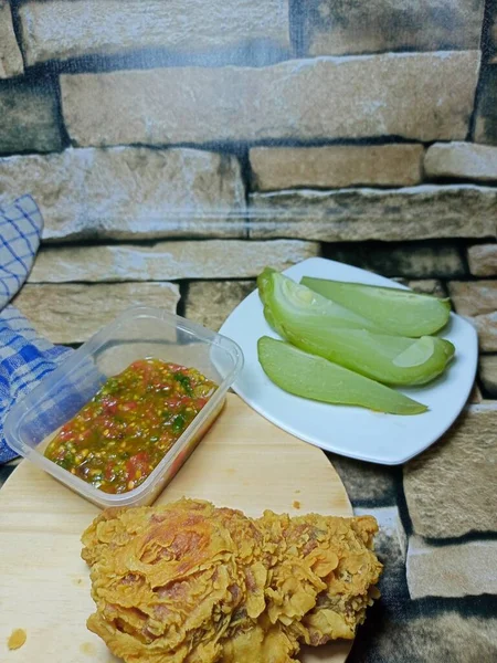 Acılı kızarmış tavuk ve haşlanmış balkabağı salatası.