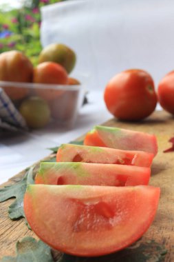 Babamın yemek hazırlıklarına uygun taze kırmızı domateslerin fotoğrafı.