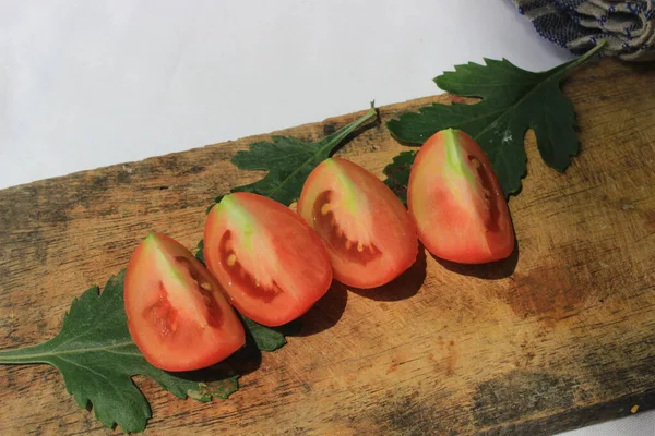Rijpe Tomaten Gesneden Een Snijplank — Stockfoto