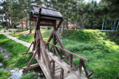 Dağdaki parkta küçük tahta bir köprü..